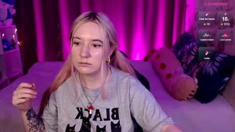 Snapshot of elovinora chatting on 12-31-24, 11:06 Ela give me a thumbs up if you like it  and this is important for the development of the account online show from 12-31-24, 11:06