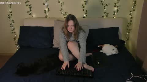 Snapshot of elovinora chatting on 11-25-25, 05:57 Ela give me a thumbs up if you like it and this is important for the development of the account online show from 11-25-25, 05:57