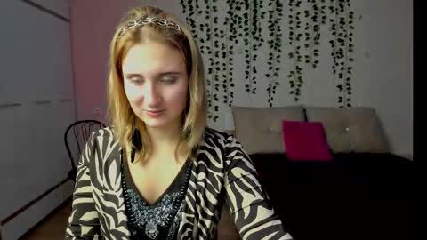 Elsa  online show from 10-13-25, 01:11