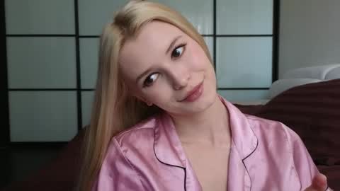 Snapshot of elsafawn chatting on 09-17-25, 10:17 elsa online show from 09-17-25, 10:17