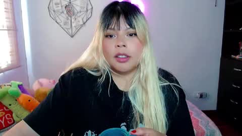 Snapshot of elymoon chatting on 10-23-25, 07:01 Ely online show from 10-23-25, 07:01