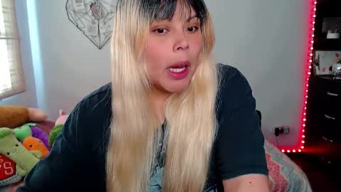 Snapshot of elymoon chatting on 11-11-25, 02:17 Ely online show from 11-11-25, 02:17