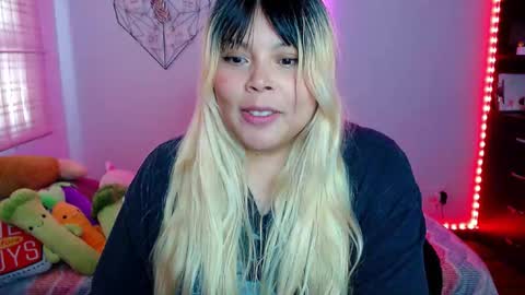 Snapshot of elymoon chatting on 11-12-25, 08:41 Ely online show from 11-12-25, 08:41