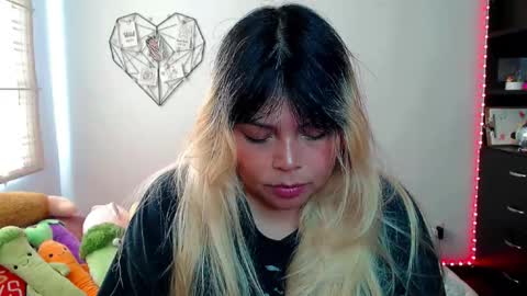 Snapshot of elymoon chatting on 11-18-25, 03:16 Ely online show from 11-18-25, 03:16