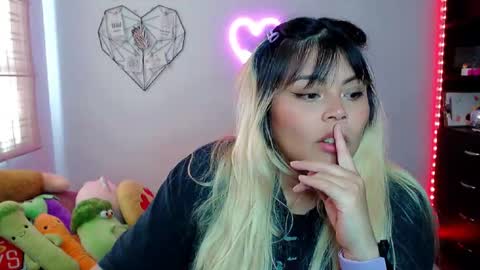 Snapshot of elymoon chatting on 11-25-25, 08:31 Ely online show from 11-25-25, 08:31