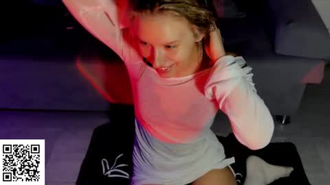Snapshot of elysia_xo chatting on 11-17-25, 11:10 Elysia online show from 11-17-25, 11:10