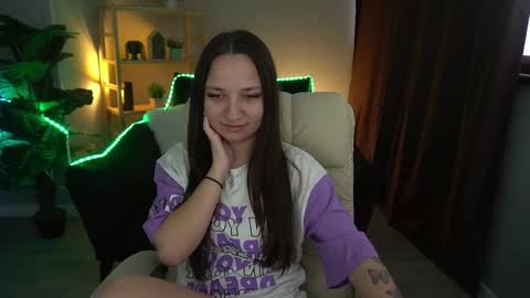 Snapshot of elyslunar_ chatting on 12-20-24, 06:29 Call me Elis online show from 12-20-24, 06:29