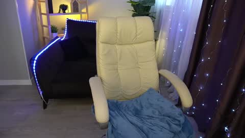 Snapshot of elyslunar_ chatting on 01-15-25, 12:25 Call me Elis online show from 01-15-25, 12:25