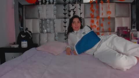 Snapshot of ema_and_camila chatting on 10-24-25, 03:41 ema y cami online show from 10-24-25, 03:41