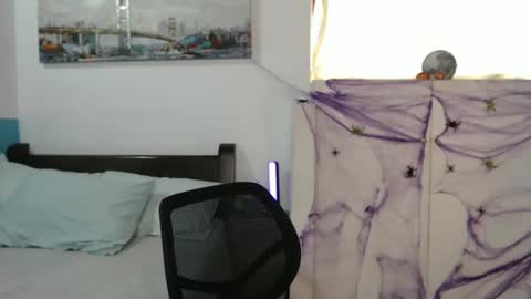 Snapshot of ema_gray8 chatting on 10-20-25, 01:00 Salome online show from 10-20-25, 01:00