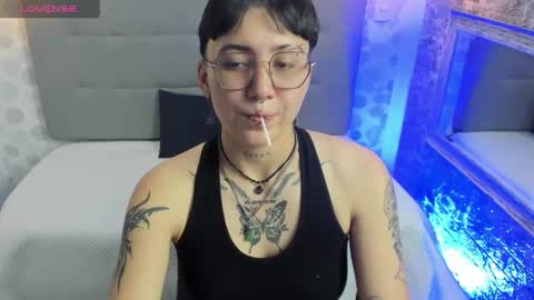 Snapshot of emahills__axelrose chatting on 09-19-25, 02:13 emahills__axelrose online show from 09-19-25, 02:13
