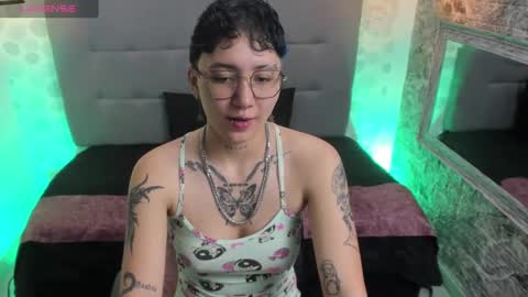 Snapshot of emahills__axelrose chatting on 09-27-25, 01:21 emahills__axelrose online show from 09-27-25, 01:21