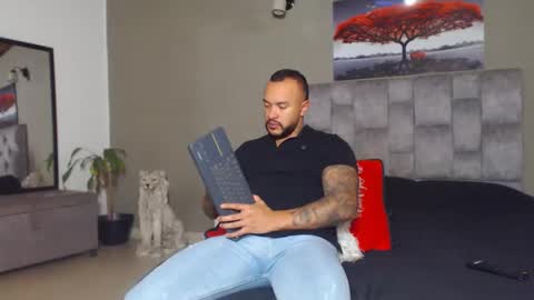 Snapshot of emanuelspencer chatting on 10-20-25, 05:02 emanuelspencer online show from 10-20-25, 05:02