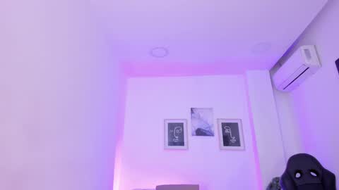Snapshot of emelie_89 chatting on 02-04-25, 12:33 emelie_89 online show from 02-04-25, 12:33