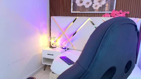 Snapshot of emelie_ch_ chatting on 06-21-26, 04:15 Emily online show from 06-21-26, 04:15