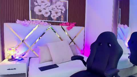 Snapshot of emelie_ch_ chatting on 07-11-26, 07:55 Emily online show from 07-11-26, 07:55
