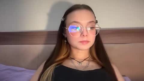 Snapshot of emellly chatting on 11-19-25, 04:23 Emelly online show from 11-19-25, 04:23