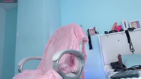 Snapshot of emerald_gh chatting on 06-14-26, 02:24 Danna online show from 06-14-26, 02:24