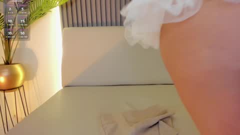 Snapshot of emiilycutex_ chatting on 01-09-25, 06:15 online show from 01-09-25, 06:15