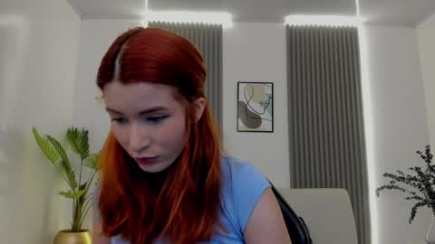 Snapshot of emiilycutex_ chatting on 01-10-25, 12:04 online show from 01-10-25, 12:04