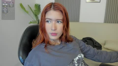 Snapshot of emiilycutex_ chatting on 01-14-25, 12:03 online show from 01-14-25, 12:03