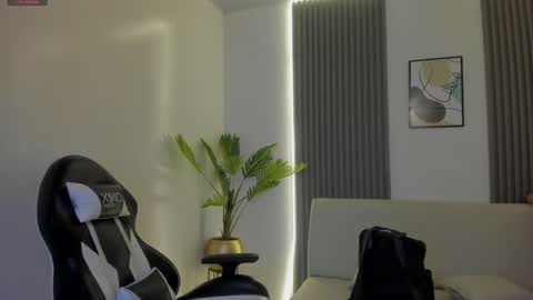 Snapshot of emiilycutex_ chatting on 01-15-25, 12:15 online show from 01-15-25, 12:15