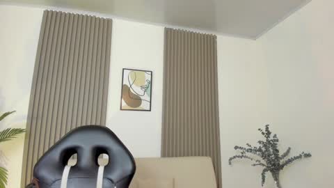 Snapshot of emiilycutex_ chatting on 01-25-25, 12:16 online show from 01-25-25, 12:16