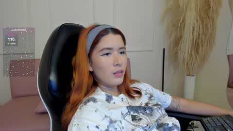 Snapshot of emiilycutex_ chatting on 02-04-25, 12:11 online show from 02-04-25, 12:11