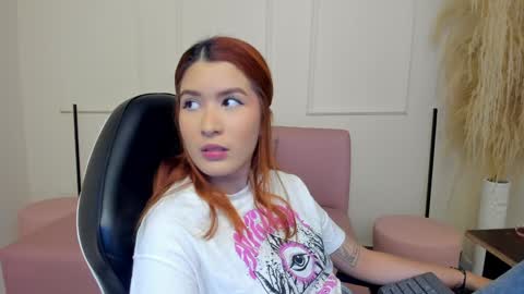 Snapshot of emiilycutex_ chatting on 02-06-25, 12:16 online show from 02-06-25, 12:16