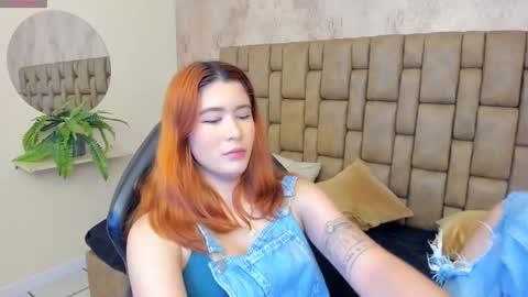 Snapshot of emiilycutex_ chatting on 02-11-25, 12:05 online show from 02-11-25, 12:05