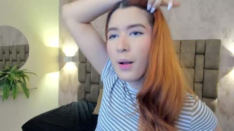 Snapshot of emiilycutex_ chatting on 02-13-25, 12:11 online show from 02-13-25, 12:11