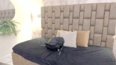 Snapshot of emiilycutex_ chatting on 02-15-25, 12:11 online show from 02-15-25, 12:11