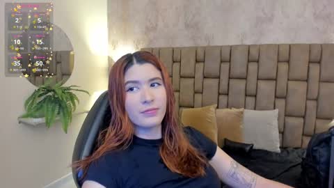 Snapshot of emiilycutex_ chatting on 02-19-25, 12:11 online show from 02-19-25, 12:11