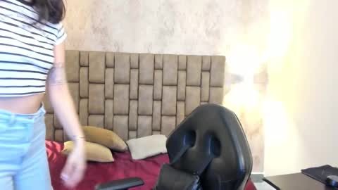 Snapshot of emiilycutex_ chatting on 02-21-25, 12:06 online show from 02-21-25, 12:06