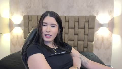 Snapshot of emiilycutex_ chatting on 02-24-25, 12:16 online show from 02-24-25, 12:16