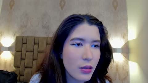 Snapshot of emiilycutex_ chatting on 02-25-25, 12:13 online show from 02-25-25, 12:13
