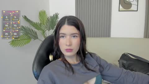 Snapshot of emiilycutex_ chatting on 03-05-25, 12:11 online show from 03-05-25, 12:11