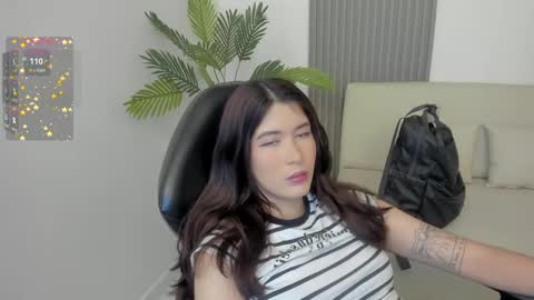 Snapshot of emiilycutex_ chatting on 03-06-25, 12:09 online show from 03-06-25, 12:09