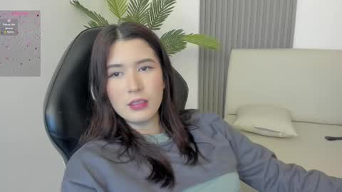 Snapshot of emiilycutex_ chatting on 03-07-25, 12:12 online show from 03-07-25, 12:12