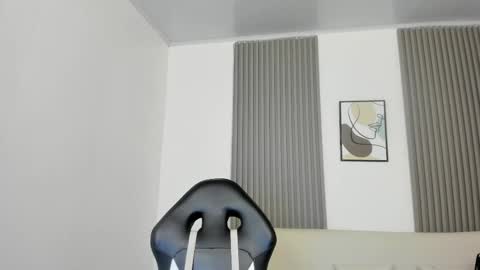 Snapshot of emiilycutex_ chatting on 03-12-25, 12:15 online show from 03-12-25, 12:15