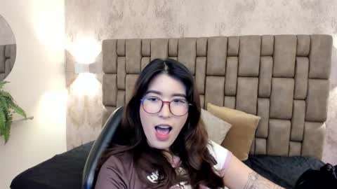 Snapshot of emiilycutex_ chatting on 10-02-25, 12:12 online show from 10-02-25, 12:12