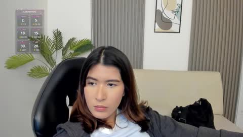 Snapshot of emiilycutex_ chatting on 10-14-25, 12:17 online show from 10-14-25, 12:17