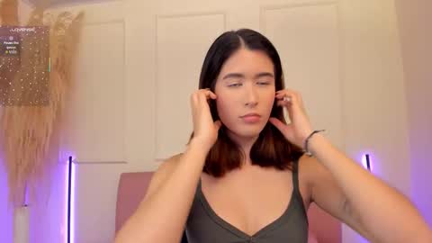 Snapshot of emiilycutex_ chatting on 10-16-25, 12:17 online show from 10-16-25, 12:17