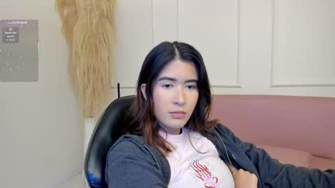 Snapshot of emiilycutex_ chatting on 10-18-25, 12:28 online show from 10-18-25, 12:28