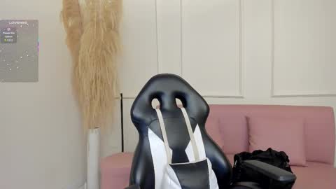 Snapshot of emiilycutex_ chatting on 10-20-25, 12:16 online show from 10-20-25, 12:16