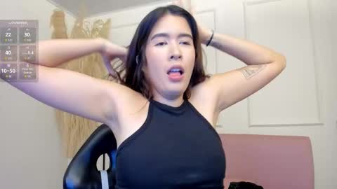 Snapshot of emiilycutex_ chatting on 10-21-25, 12:17 online show from 10-21-25, 12:17