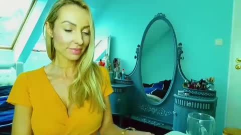 Snapshot of emilachat chatting on 01-27-25, 12:26 Emila online show from 01-27-25, 12:26