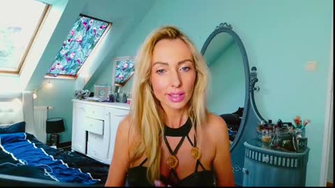 Snapshot of emilachat chatting on 02-05-25, 10:30 Emila online show from 02-05-25, 10:30