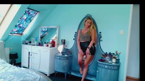 Snapshot of emilachat chatting on 02-07-25, 01:01 Emila online show from 02-07-25, 01:01