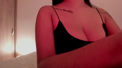 Snapshot of emilia_ghendle chatting on 01-21-25, 01:32 Emilia Big Boobs online show from 01-21-25, 01:32